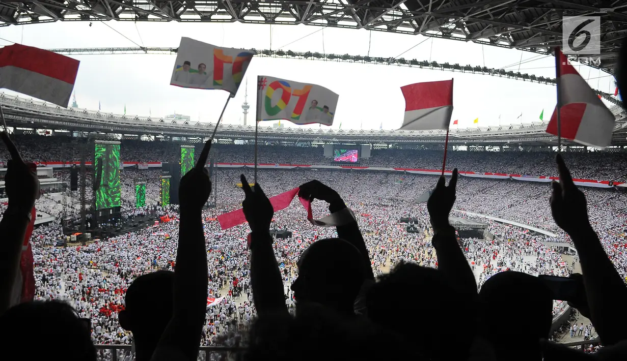 Pendukung pasangan Capres dan Cawapres nomor urut 01, Jokowi - Ma'ruf Amin saat mengikuti kampanye akbar di Stadion Gelora Bung Karno (SGBK), Jakarta, Sabtu (13/4). Kampanye akbar tersebut bertajuk konser putih bersatu. (Liputan6.com/Angga Yuniar)