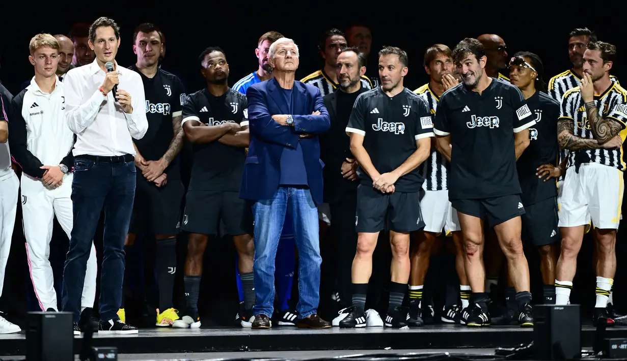 Pemilik klub Juventus, John Elkann (kedua kiri) berbicara dikelilingi para mantan pemain Juventus setelah berakhirnya laga persabatan mini soccer 7 lawan 7 di Pala Alpitour, Turin, Rabu (11/10/2023) dini hari WIB yang diikuti para legenda Juventus dalam rangkaian perayaan 100 tahun Keluarga Agnelli mengakuisisi Juventus. Hasil laga dimenangkan Tim Putih 9-6 atas Tim Hitam. (AFP/Marco Bertorello)