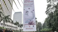 Deretan papan reklame sosialisasi vaksin Covid-19 yang terpasang di tiang pancang proyek monorel, Senayan, Jakarta, Selasa (17/11/2020). Seperti diketahui, Presiden Joko Widodo mengatakan vaksin Covid-19 akan tiba di Indonesia pada akhir November 2020. (merdeka.com/Iqbal S Nugroho)
