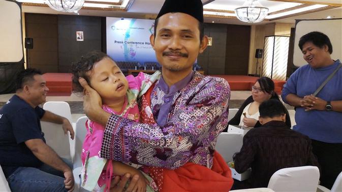 Athiya, pengidap penyakit langka Gaucher dalam pelukan sang ayah. (Liputan6.com/Fitri Haryanti Harsono)