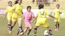 Pertandingan pembuka sepak bola putri pada turnamen Rusun Cup 2015 bertujuan untuk sosialisasi kepada anak-anak putri agar mau berolahraga sepak bola. (Bola.com/Vitalis Yogi Trisna)