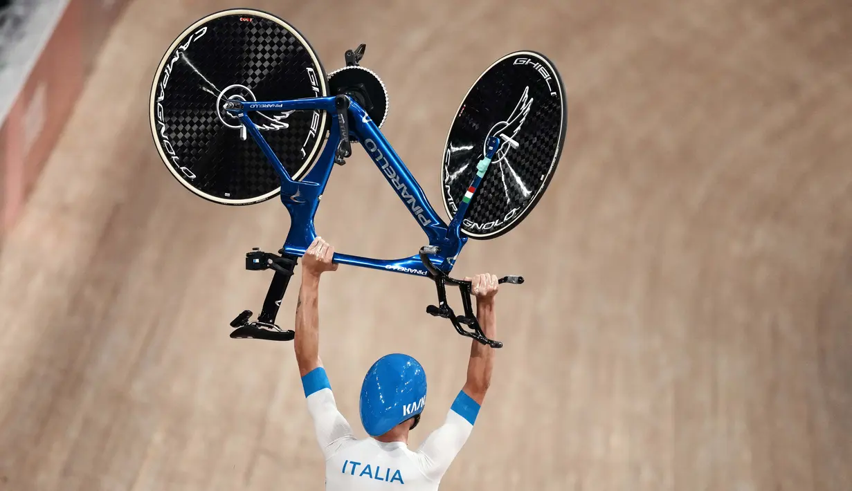 Selebrasi Filippo Ganna asal Italia usai meraih medali emas dalam pertandingan sepeda lintasan putra di Olimpiade Tokyo 2020, Rabu (4/8/2021). (Foto: AP/Thibault Camus)