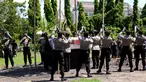Petugas melepas tembakan salvo ke udara saat upacara pemakaman anggota Polsek Kuta, Aipda I Wayan Sudarsa di Jimbaran, Bali, Minggu (21/8). Prosesi secara institusi Polri itu dilakukan sebelum jenazah dibakar sesuai adat Hindu. (SONNY Tumbelaka/AFP)
