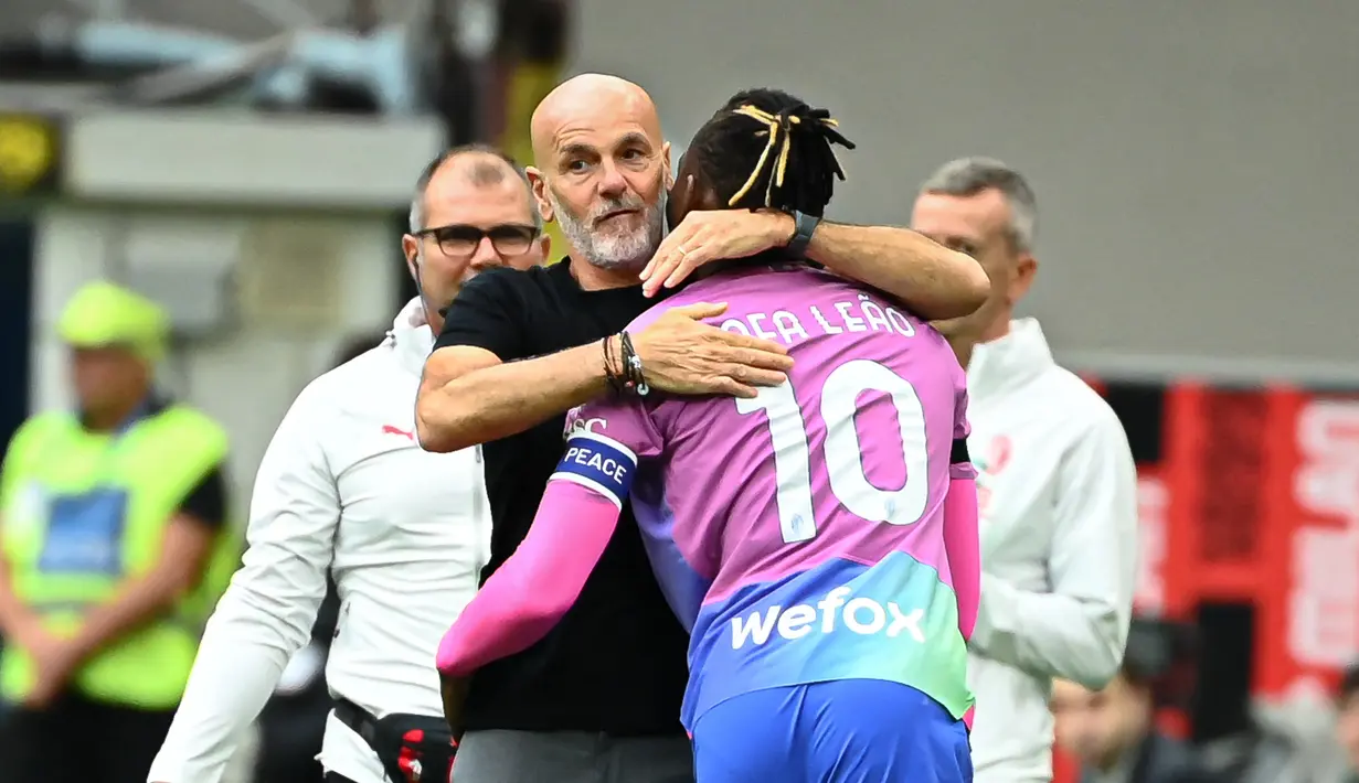 Rafael Leao merupakan salah satu pemain kunci AC Milan pilihan Stefano Pioli. Leao tampil reguler di lini serang Rossoneri. Winger asal Portugal tersebut sudah tampil dalam 10 pertandingan dengan total 738 menit bermain serta berhasil mencetak tiga gol dan empat assist sejauh musim ini berlangsung. (AFP/Piero Cruciatti)