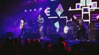 Penampilan grup band Sheila On 7 dalam konser bertajuk 'A Night with Sheila on 7' di Gandaria City Hall, Jakarta, Kamis (6/12/2019). Dalam penampilannya mereka membawakan berbagai lagu andalan diantaranya lagu" Kita", "Dan", "Betapa", "Seberapa Pantas" serta "Sephia". (Liputan6.com/Faizal Fanani)