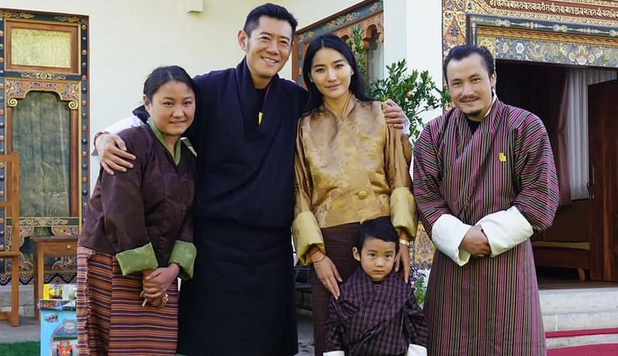 Sang Ratu pun tampil dengan atasan lengan panjang warna gold yang dipadukan bawahan warna gelap. [@queenjetsunpema]