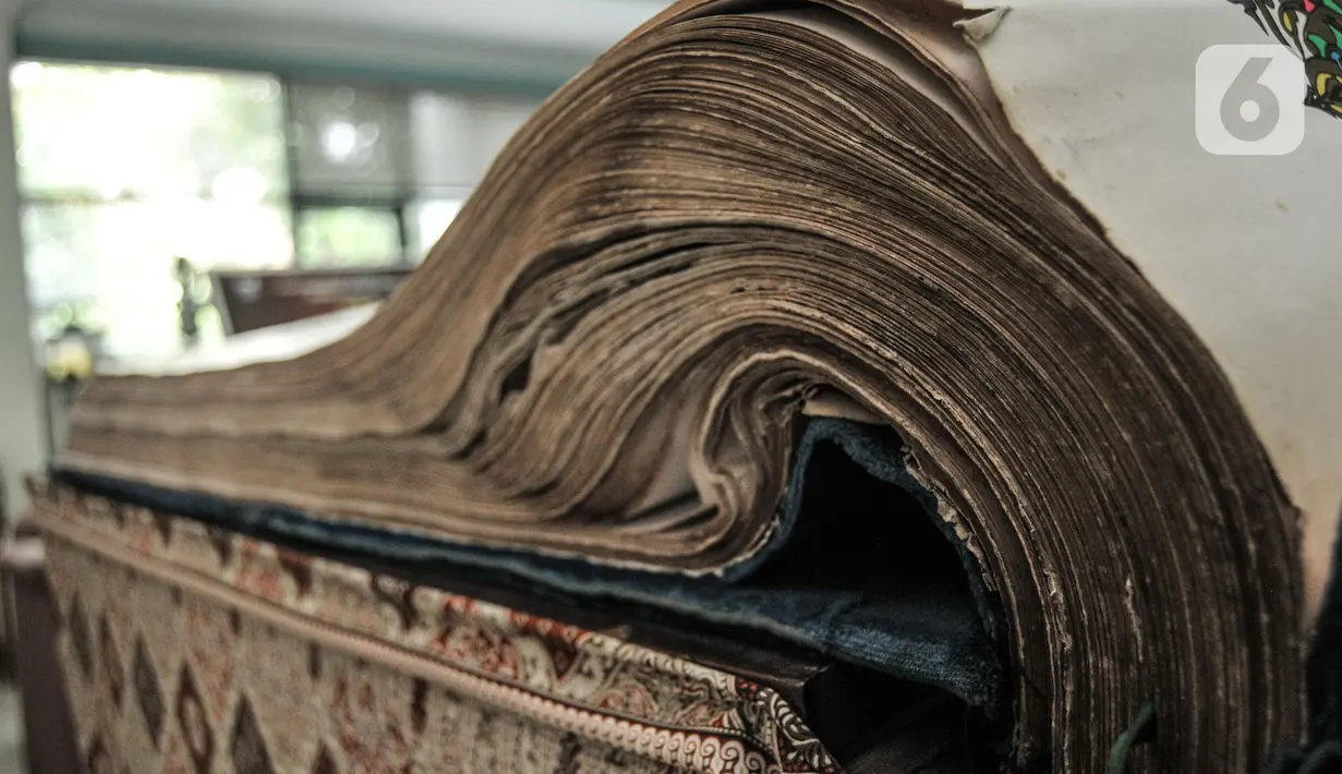 Kondisi kertas Alquran raksasa koleksi Perpustakaan Jakarta Islamic Center (JIC), Jakarta Utara, Kamis (22/4/2021). Alquran raksasa tersebut merupakan pemberian dari Universitas Sains Alquran Wonosobo sebagai penghargaan atas berdirinya masjid JIC pada 2002. (merdeka.com/Iqbal S Nugroho)