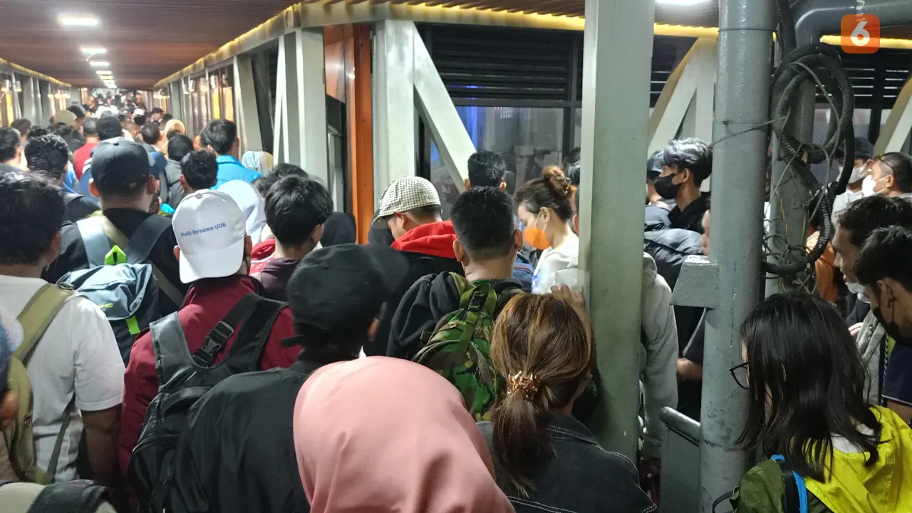 Penumpukkan Pejalan Kaki di Gang Way Pelabuhan Merak. (Jumat,05/04/2024). (Yandhi Deslatama/Liputan6.com).