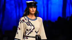 Model berjalan di atas catwalk membawakan busana Autumn Winter 2018 karya desainer asal India, Vineet Bahl selama Amazon India Fashion Week di New Delhi (15/3). (AFP Photo/Chandan Khanna)