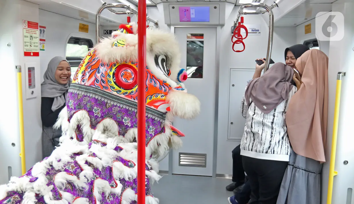 Pertunjukkan barongsai menghibur penumpang di Stasiun LRT Velodrome (25/1/2020). Pertunjukan tersebut dalam rangka perayaan tahun baru Imlek yang ke-2571. (Liputan6.com/Herman Zakharia)