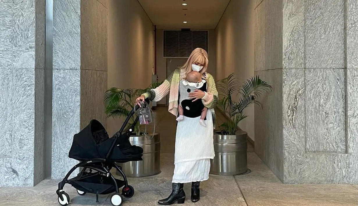 Fathia tetap tampil stylish saat momong anak. Gayanya juga selalu menarik untuk dilihat. [Instagram @kittendust]