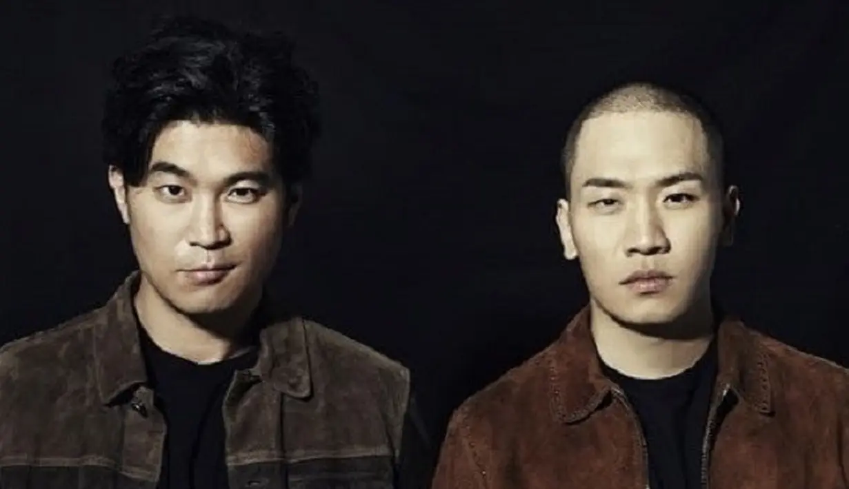 Lagu Dynamic Duo yang berjudul Father dibuat berdasarkan pengalaman pribadi personelnya. Mereka sempat membenci ayahnya, akan tetapi merasa sangat kehilangan ketika sang ayah meninggal. (Foto: soompi.com)