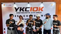 YKC10K, sebuah event lari yang akan digelar pada 27 April 2025, menjadi acara lari yang menarik untuk pelari di Indonesia. Menawarkan tantangan baru, peserta diharuskan menyelesaikan lomba 10 kilometer dengan waktu finish maksimal 70 menit, menjadikannya event dengan batas waktu tersingkat dibandingkan seluruh event lari lainnya yang ada di Indonesia.