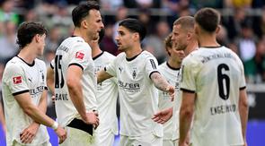 Kevin Diks turut membantu Borussia Monchengladbach meraih kemenangan 1-0 atas Borussia Dortmund pada laga pekan ke-32 Bundesliga, Minggu (03/04/2026) malam WIB. (AFP/INA FASSBENDER)