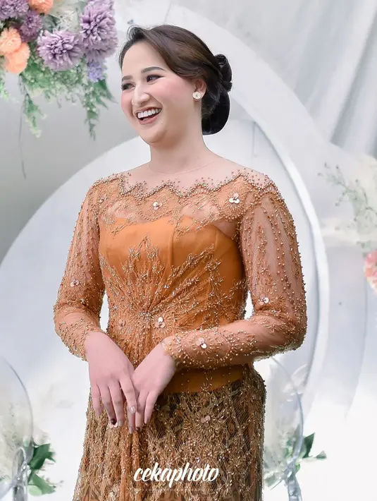 Kenakan kebaya berwarna orange, penampilan Adisty Juniar di hari pertunangannya bikin pangling. Polesan makeup yang tidak terlalu tebal dengan tatanan rambut yang disanggul semakin pancarkan pesona calon istri bintang sinetron Jodoh Wasiat Bapak ini. Akan segera melaju ke jenjang yang lebih serius, kebahagiaan terpancar jelas di wajah wanita yang akrab disapa Adis ini. (Liputan6.com/IG/@cekaphoto)