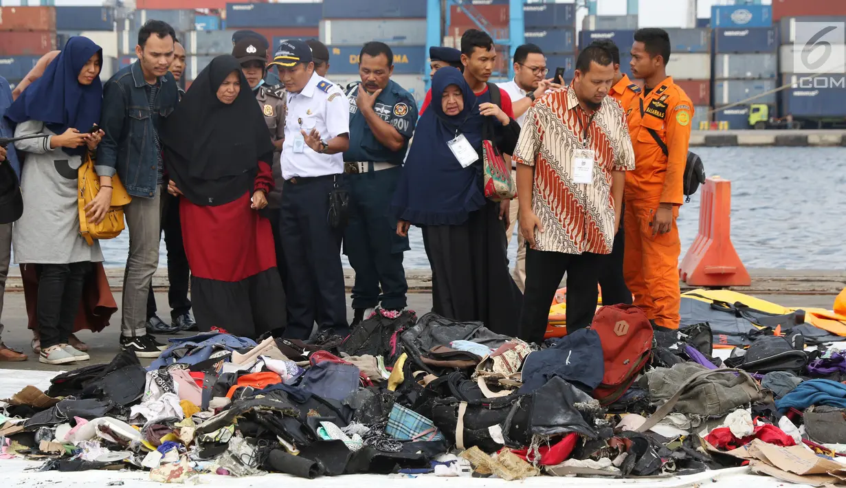 Beberapa keluarga korban jatuhnya pesawat Lion Air JT 610 melihat barang-barang temuan di Pelabuhan JICT 2, Jakarta, Rabu (31/10). 189 orang menjadi korban jatuhnya pesawat Lion Air JT-610 pada Senin (29/10) lalu. (Liputan6.com/Helmi Fithriansyah)