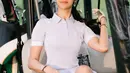Kaus polo crop top adalah pilihan yang tepat untuk kamu yang ingin tampil trendy dan tetap mematuhi dress code golf. Kombinasikan dengan skort berwarna senada atau bermotif simpel untuk memberikan kesan feminin yang modis.