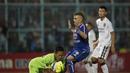 Kiper Bali United, I Ngurah Komang Aria mengamankan bola dari jangkauan striker Arema Cronus, Cristian Gonzales pada laga perempat final Piala Presiden di Stadion Kanjuruhan, Malang, Sabtu (19/9/2015). (Bola.com/Vitalis Yogi Trisna)