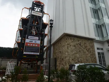 Pekerja beraktivitas di sebuah lahan parkir yang menggunakan lift di sebuah gedung perkantoran di Jakarta, Rabu (9/12/2020). Dalam mengaplikasikan model parkir bertumpuk, pemilik lahan atau pusat perbelanjaan bisa menggunakan lift mobil layaknya di bengkel mobil.  (merdeka.com/Imam Buhori)