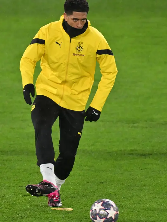 Gelandang Borussia Dortmund, Jude Bellingham membawa bola saat mengikuti si latihan di Stamford Bridge di London (6/3/2023).Borussia Dortmund akan bertanding melawan Chelsea ada leg kedua babak 16 besar Liga Champions di stamford Bridge, Inggris.(AFP/Glyn Kirk)