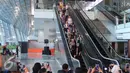 Model berada di eskalator saat fashion show di Terminal 3 Ultimate Bandara Soekarno Hatta, Tangerang, Banten, Rabu (20/7). Fashion show tersebut di adakan sebagai ajang promosi T3 Ultimate. (Liputan6.com/Angga Yuniar)