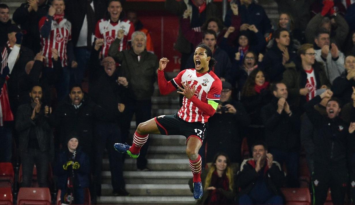 Southampton menang 2-1 atas tamunya Inter Milan pada laga Grup K Liga Europa di Stadion St Mary's, Jumat (4/11/2016) dini hari WIB. Virgil Van Dijk mencetak satu gol Southampton. (AFP/Glyn Kirk)