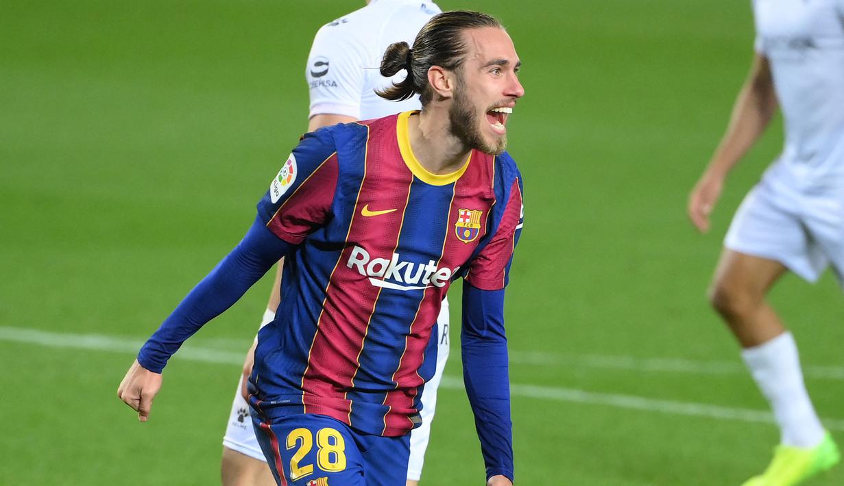 Oscar Mingueza - Bek andalan Ronald Koeman ini termasuk pemain yang digaji Barcelona dengan murah. Pemain asal Spanyol itu hanya mendapatkan upah 15 ribu pounds per pekan. (AFP/Lluis Gene)