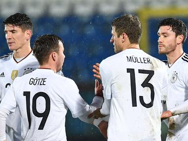Para pemain Jerman merayakan gol Jonas Hector (kanan) saat melawan San Marino pada laga grup C kualifikasi Piala Dunia 2018 di San Marino stadium, Serravalle, (11/11/2016). (AFP/Vincenzo Pinto)