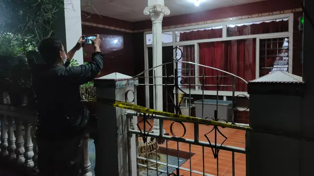 Rumah lokasi penemuan jasad bayi di Surabaya. (Dian Kurniawan/Liputan6.com).