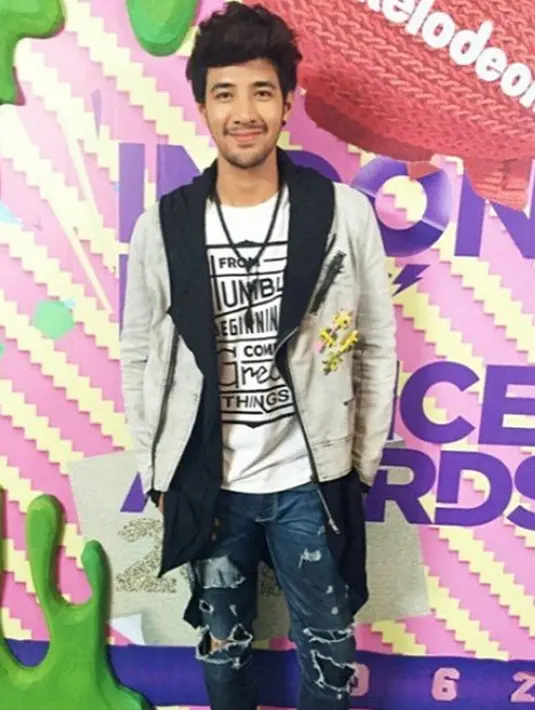 Ini adalah potret Ammar Zoni saat bintangi sinetron 7 Manusia Harimau tahun 2015. Diperkirakan saat itu usia Ammar Zoni 21 tahun. Kenakan baju kaus, jaket dan celana jeans, kakak Aditya Zoni ini tampak keren. Senyuman manis yang dipamerkannya membuat penggemarnya jadi terkesima. Lewat sinetron 7 Manusia Harimau, pemeran Marcel di sinetron Cinta Suci ini sukses meraih penghargaan pertamannya di tahun 2015. (Liputan6.com/IG/ammarzoni.rantymaria)