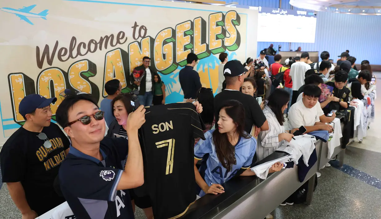Para pendukung pemain sepak bola Korea Selatan, Son Heung-min, menunggu kedatangannya di Bandara Internasional Los Angeles, California, Amerika Serikat pada 5 Agustus 2025 waktu setempat. (Patrick T. Fallon/AFP)