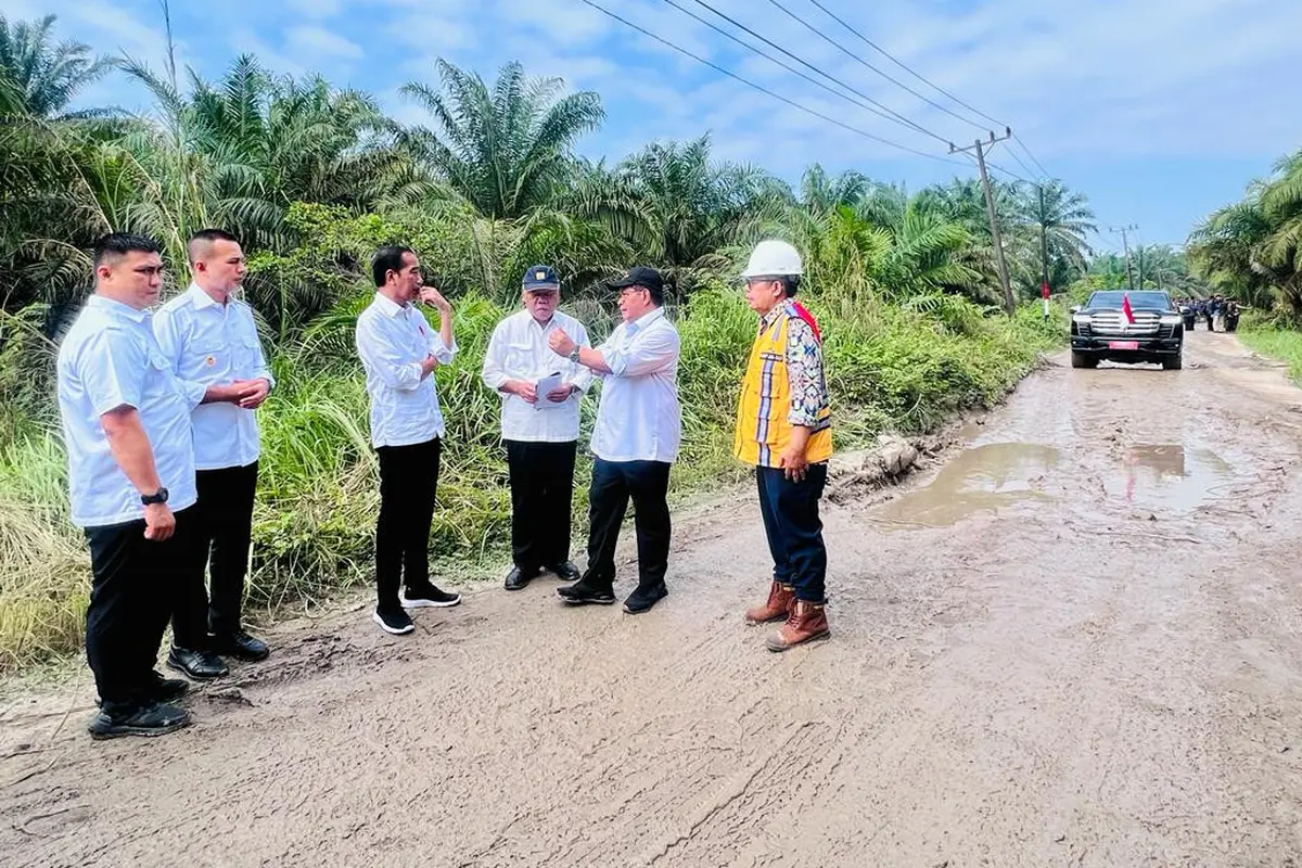 Presiden Joko Widodo atau Jokowi meninjau kondisi ruas jalan Gunting Saga di Kabupaten Labuhanbatu Utara, Sumatera Utara (Sumut), Rabu (17/5/2023).