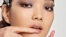 Bibir dapat terlihat alami dengan perpaduan warna nude dan soft burgundy yang bikin kesan feminin [Dior Beauty]