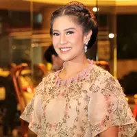 Pernikahan Raisa Andriana dan Hamish Daud tidak mengundang banyak tamu. Acara resepsi yang dilaksanakan di Ayana Midplaza Hotel Minggu (3/9) malam itu juga dihadiri oleh pemeran film Ada Apa Dengan Cinta, Dian Sastrowardoyo. (Adrian Putra/Bintang.com)