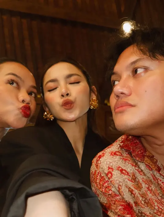Tampilan senada dengan Mahalini yang mengenakan blazer dipadukan inner tanktop dan celana panjang hitam, ibu satu anak ini memilih mengaplikasikan makeup blush on coral di pipi, lipstik matte kecoklatan senada dengan warna eye shadownya. [@mahaliniraharja]