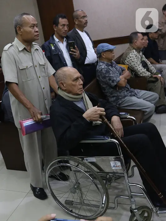 Terdakwa Kivlan Zen bersiap memberikan kesaksian dalam sidang kasus kepemilikan senjata api ilegal di Pengadilan Negeri Jakarta Pusat, Selasa (7/1/2020). Kivlan menjadi saksi untuk terdakwa Habil Marati atas kasus kepemilikan senjata api ilegal. (Liputan6.com/Herman Zakharia)