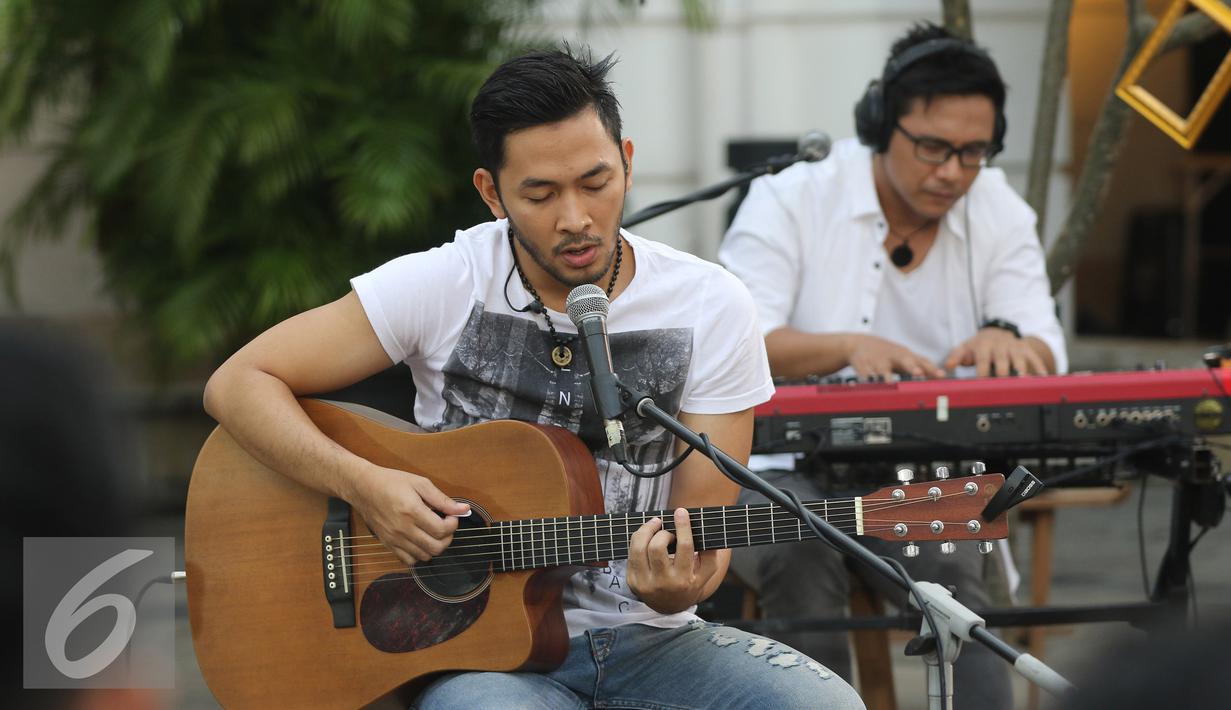 Penampilan Gitaris Noah Uki, dalam Intimate Music Concert bertajuk "Eargasm Noah" yang digagas oleh vidio.com, di kawasan kota,Jakarta,Rabu (15/6/2016). Band Noah membawakan 8 lagu dalam konser tersebut (Liputan6.com/Herman Zakharia)