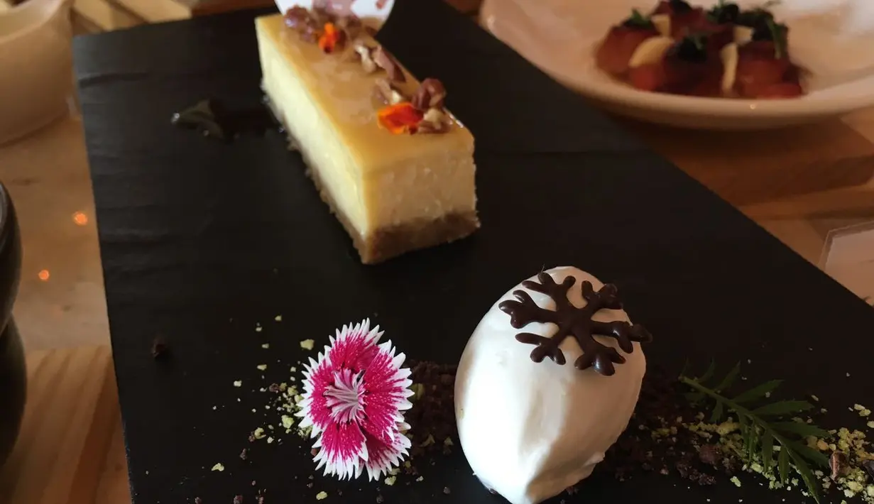 Sajian cokelat dengan garnish berbentuk snow flakes sangat menggemaskan untuk hidangan penutup. (Liputan6.com/Unoviana Kartika Setia)