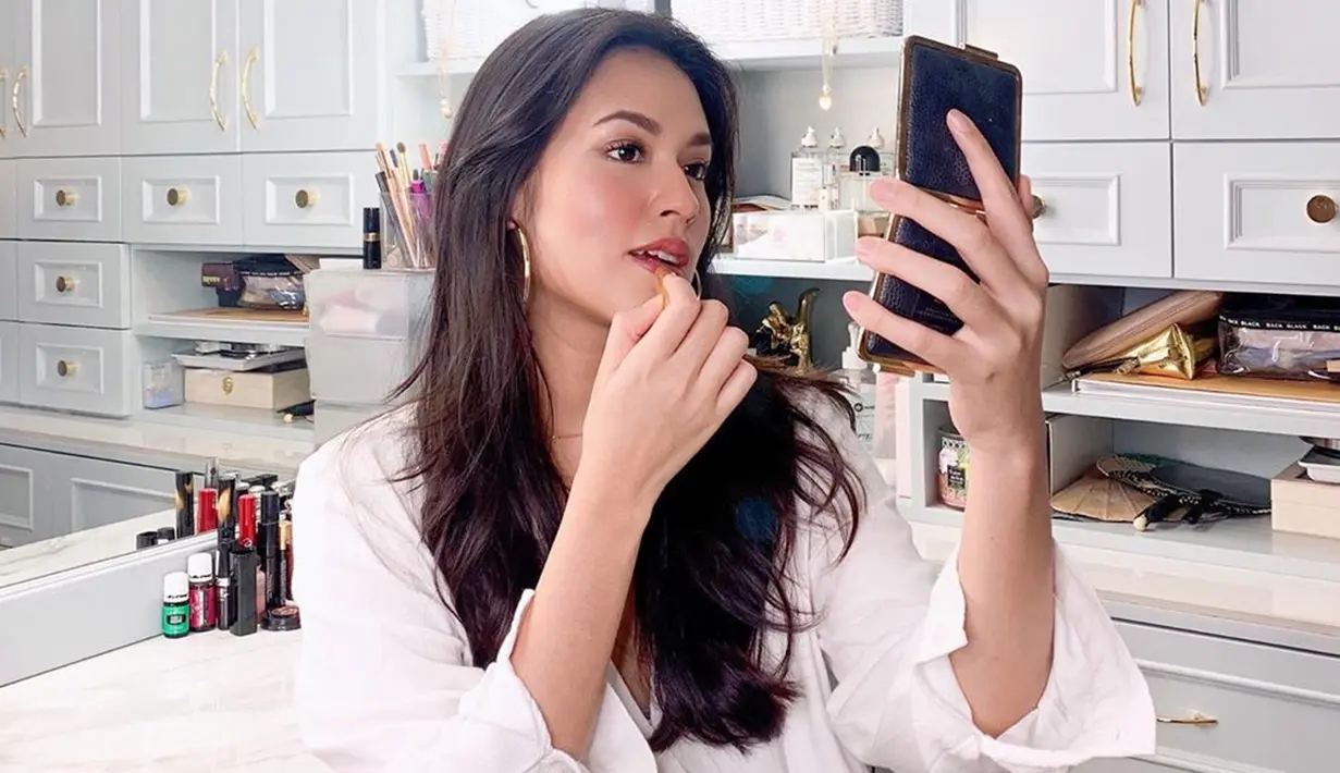 Terlihat sederhana dengan busana berwarna putih, beberapa netizen justru menganggap penampilan Raisa semakin menawan. Meski bisa menampilkan sisi sederhana, namun ibu satu anak ini juga sanggup memerlihatkan sisi elegannya. (Liputan6.com/IG/@raisa6690)