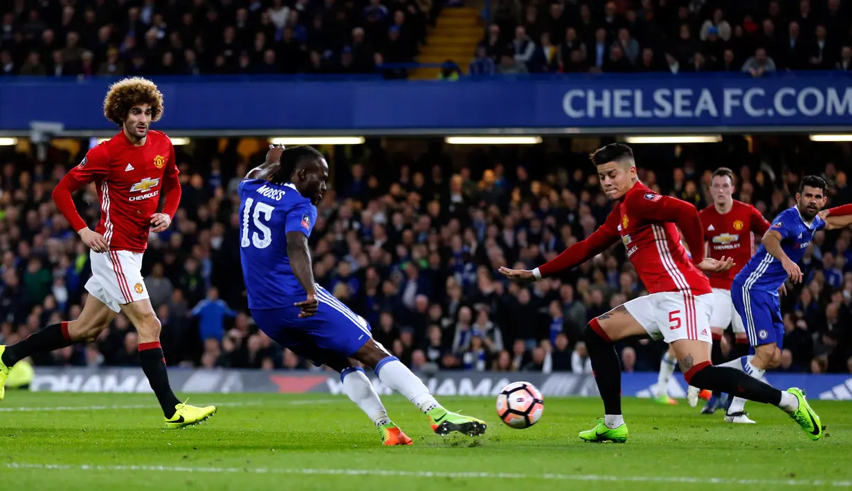 Pemain Chelsea Victor Moses berusaha mencetak gol ke gawang Manchester United (MU) dalam perempat final Piala FA di Stadion Stamford Bridge, Senin (13/3). Chelsea lolos ke semifinal Piala FA setelah menang 1-0 atas MU. (AP Photo/Frank Augstein)