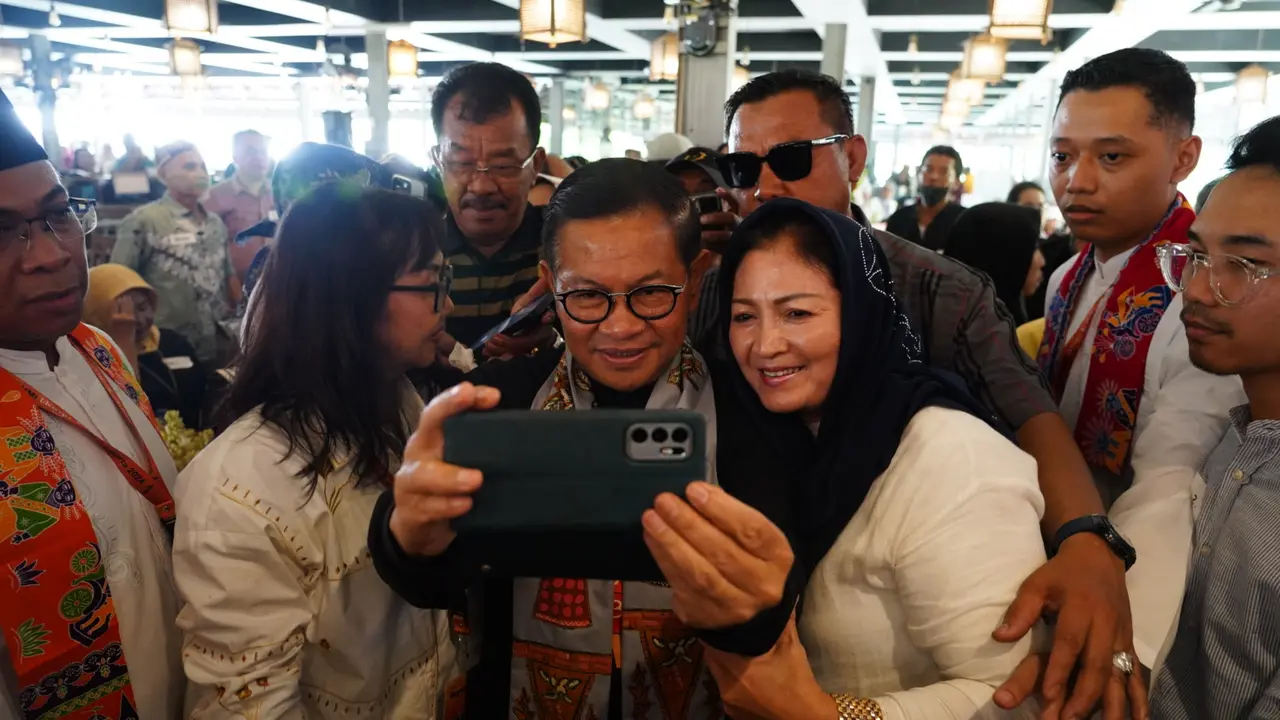 Calon gubernur Jakarta Pramono Anung menemui ribuan warga Kediri di kawasan Taman Mini Indonesia Indah (TMII), Jakarta Timur.