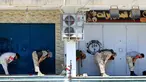 Sejumlah pasukan Libya melakukan salat sebelum mereka mempersiapkan diri untuk berperang melawan militan ISIS di Sirte, Libya (29/8). Dengan kondisi seadanya, mereka tak meninggalkan rukun Islam kedua itu. (REUTERS/Ismail Zitouni)