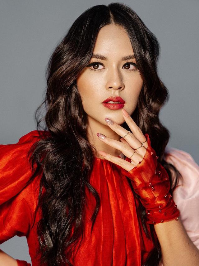 Biasa Natural, Ini 7 Potret Raisa dengan Makeup Tebal yang Curi Perhatian