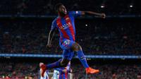 Bek Barcelona Samuel Umtiti ikut menyumbangkan gol saat Barcelona berhadapan dengan Celta Vigo dalam lanjutan Liga Spanyol pekan ke-26 di Stadion Camp Nou, Minggu (5/3). Barca mencukur Celta Vigo 5-0. (AP PHOTO)