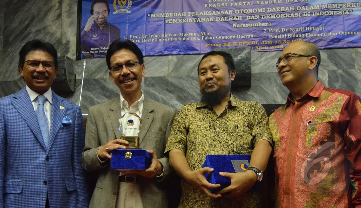 Johnny G. Plate (kiri) berfoto bersama saat acara Seminar Politik Fraksi Nasdem bertema "Membedah Pelaksanaan Otonomi Daerah Dalam Memperkuat Pemrintahan Daerah dan Demokrasi di Indonesia", Jakarta (10/04/2015). (Liputan6.com/Andrian M Tunay)