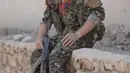 Prajurit perempuan Yazidi dari Unit Perlawanan Sinjar (YBS) memegang senapan saat Berpatroli penjagaan wilayah Pegunungan Sinjar dari serangan militan ISIS di Irak (6/6). (Reuters/Stringer)