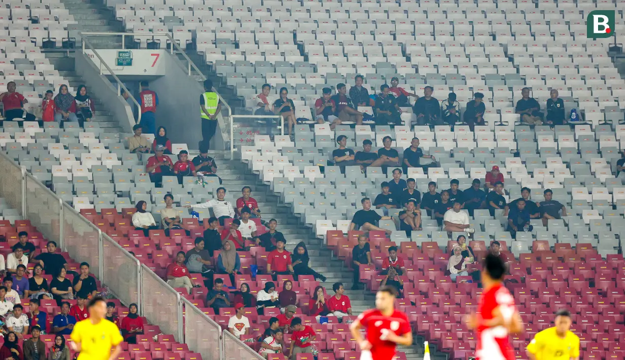 Jumlah 2.743 tentu membuat Stadion Utama Geora Bung Karno terasa kosong. Sebab, stadion legendaris itu memiliki kapasitas mencapai lebih dari 77 ribu kursi. (Bola.com/M Iqbal Ichsan)