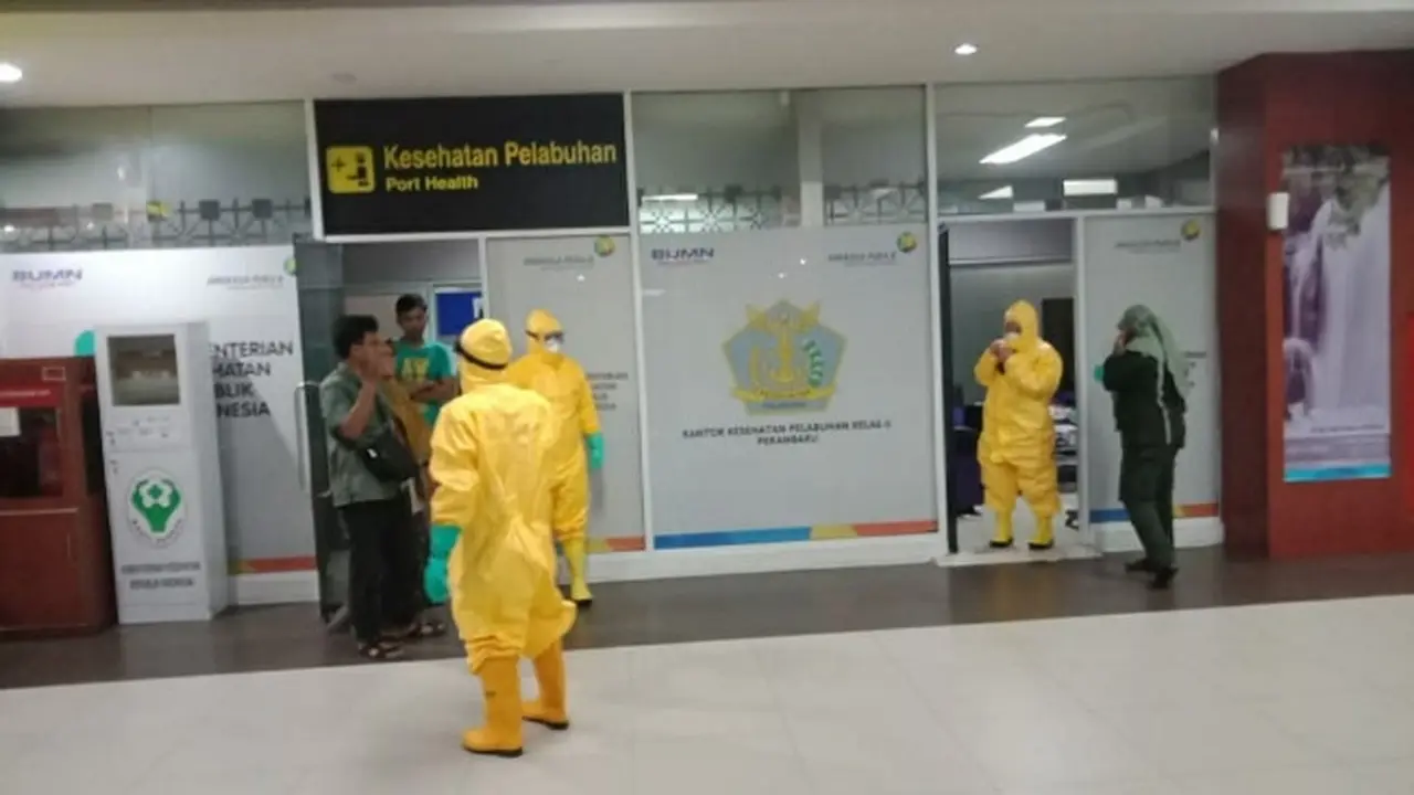 Petugas medis menjemput calon penumpang yang terdapat gejala covid-19 di Bandara Pekanbaru.