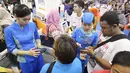 Petugas memberikan penjelasan kepada pengunjung acara KAI Travel Fair 2017 di Jakarta Convention Center, Jakarta Pusat, Sabtu (29/7). Acara yang digelar selama dua hari ini mengusung tema "Harga Kaget Liburan Berkereta". (Liputan6.com/Angga Yuniar)