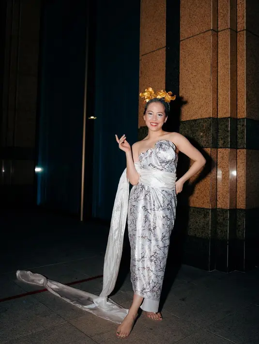 Bedanya, Kyla memilih menghiasi area leher dengan kalung tipis. Sementara Zara percaya diri dengan bagian leher yang polos [@zaraadhsty]